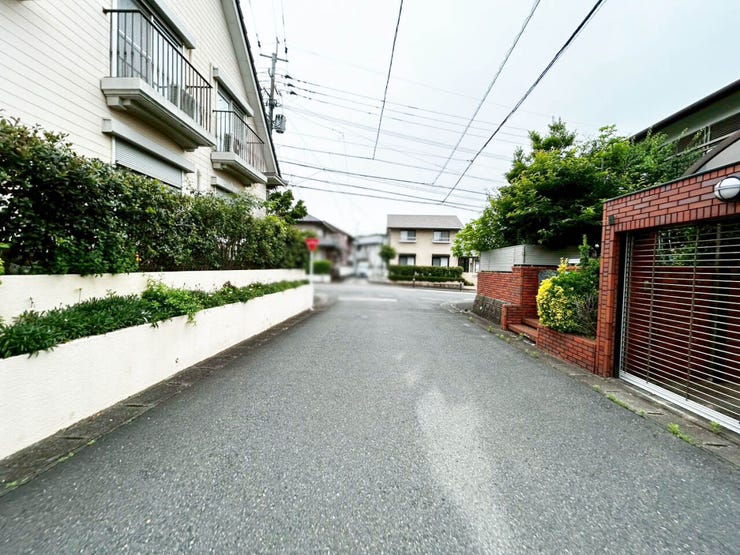 【角地】シャンプードレッサー♪システムキッチン♪床下収納♪閑静な住宅街♪電動シャッター付き車庫♪