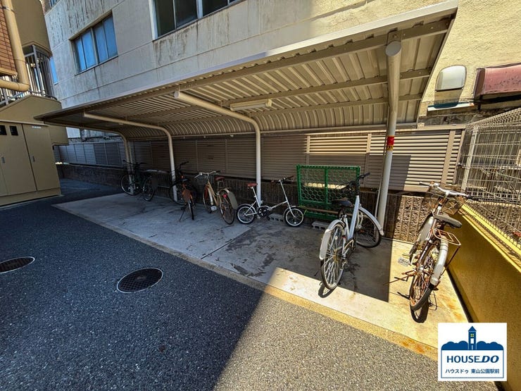 駐輪場は屋根付きです