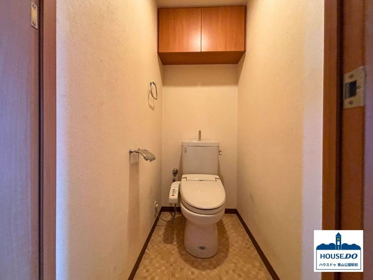 (R8,8月リフォーム完了予定・リフォーム前撮影写真)収納に困らない、実用的な棚付きトイレ。
いつでも清潔、快適な空間をご提供します。
トイレは新品に交換予定となっています