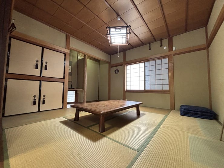 落ち着いた雰囲気の1階和室8帖
床の間、収納もあります