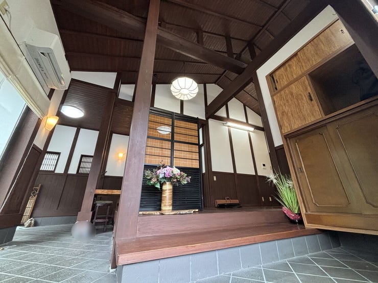 玄関に入ると土間サロンにつながっています