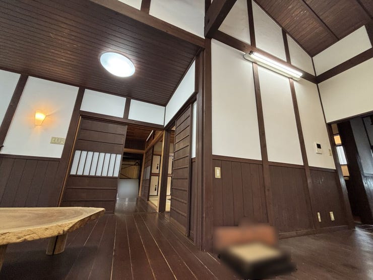 羽目板張りの腰壁に漆喰(しっくい)の壁