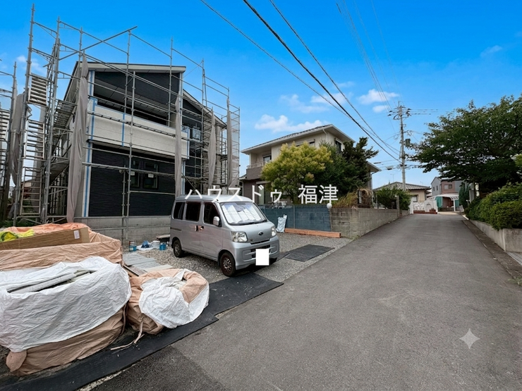 千鳥駅、千鳥小学校、古賀北中学校まで徒歩10分以内!
日々の通勤・通学に便利な立地です。
《古賀市千鳥6丁目 新築戸建》