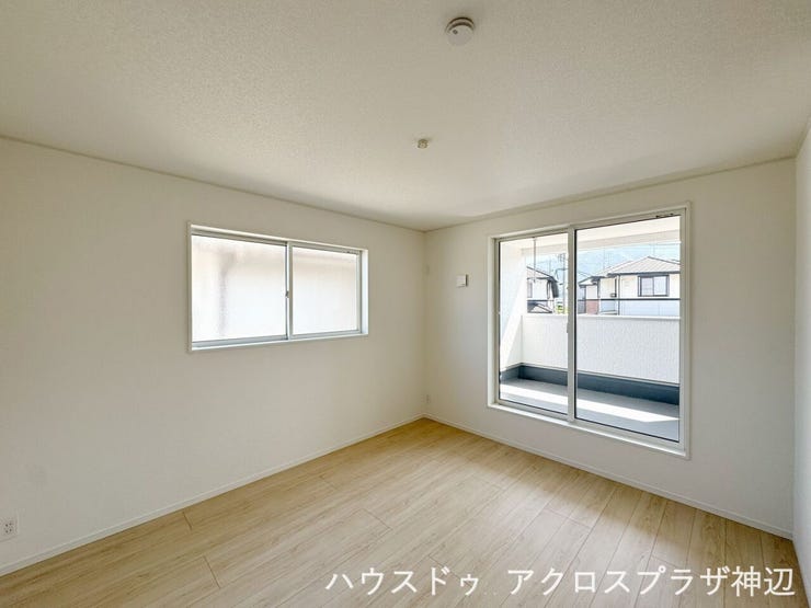 【主寝室7.5帖】ダブルベッドを置いてもゆとりがある、ゆったりとした広さの主寝室です。一日の疲れをリセットし、心地よい朝を迎えられます。