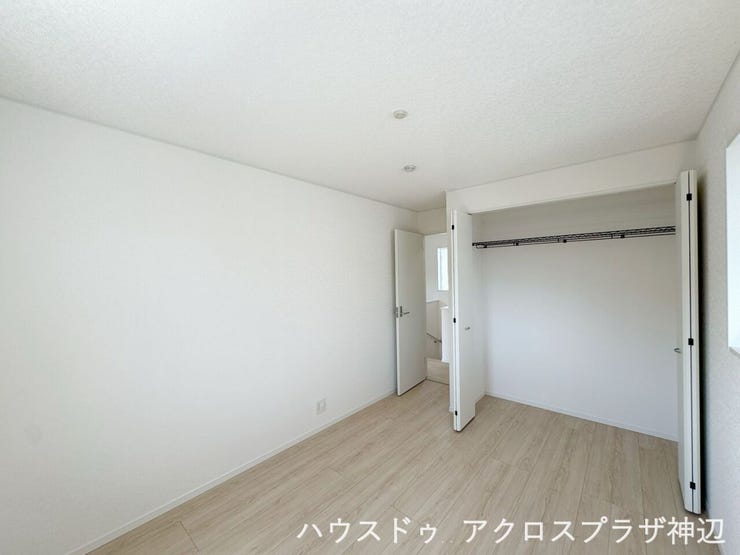 【洋室6帖(バルコニー側)】子ども部屋や書斎にぴったりな、使い勝手の良いバルコニー側の洋室です。