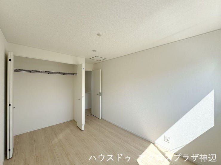【洋室6帖】衣類をたくさん掛けられるクローゼット。お部屋に余計な収納家具を置く必要がないため、広々と使えます。