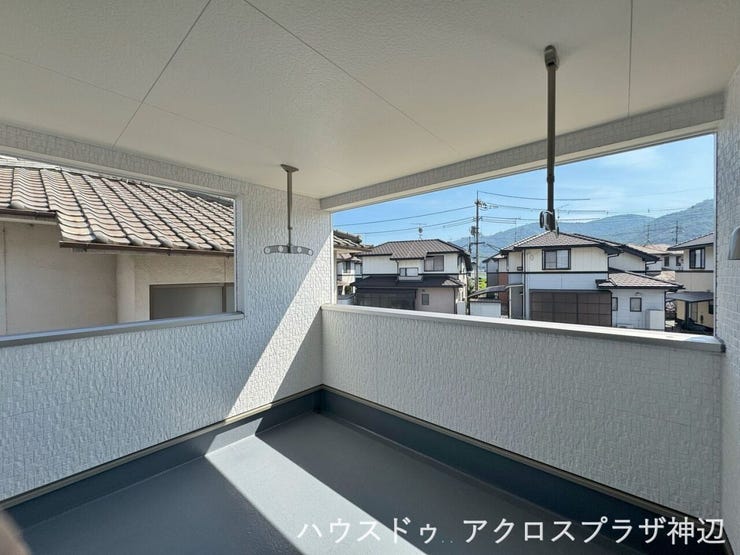 【バルコニー】主寝室や洋室から直接出入りできるため、取り込んでそのまま収納できる家事ラク動線が魅力です。