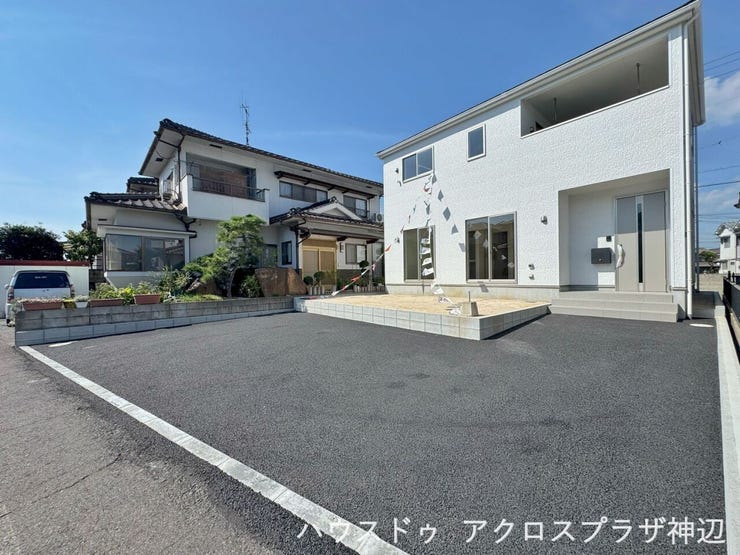 【駐車スペース2台分】前面道路からスムーズに出し入れができ、玄関までのアクセスもフラットなため、重い荷物の持ち運びや雨の日のお出かけもスムーズです。