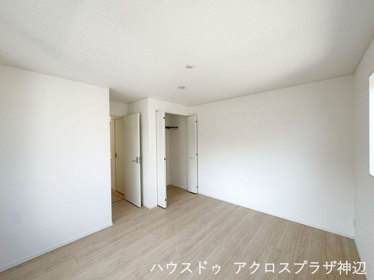 【主寝室7.5帖】。2面採光で風通しがよ良く、バルコニーへ直接出られるので、お布団干しなど家事動線もスムーズです。