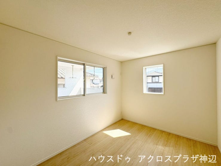 【洋室6帖(バルコニー側)】白を基調としたシンプルなデザインで、どんなテイストの家具もコーディネートしやすいお部屋です。