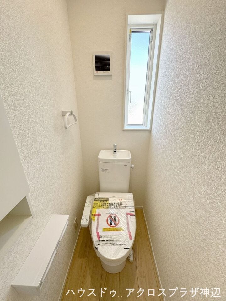 【トイレ(2F)】自然光が入る明るい小窓があり、換気もしやすく気になるニオイがこもりにくいのも嬉しいポイントです。