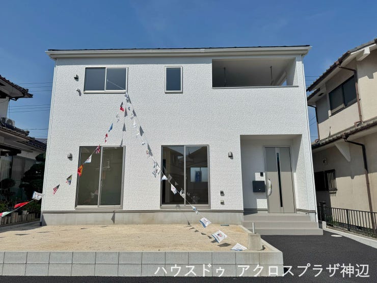 【外観】
【外観写真】白を基調とした、モダンで清潔感のあるデザインです。