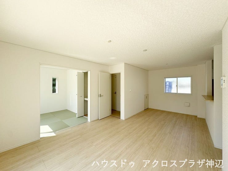 【LDK17.5帖】隣接する和室の扉を開ければ、さらに開放的な大空間に!明るくナチュラルな内装で、家族みんなが自然と集まる居心地の良いリビングです。