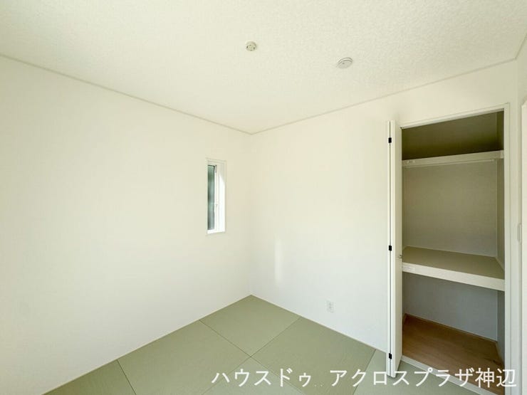 【和室4.5帖】フチなしの畳がおしゃれでリビングとも相性が良いです。ちょっと横になりたい時や、家事の合間にリラックススペースとして大活躍します。