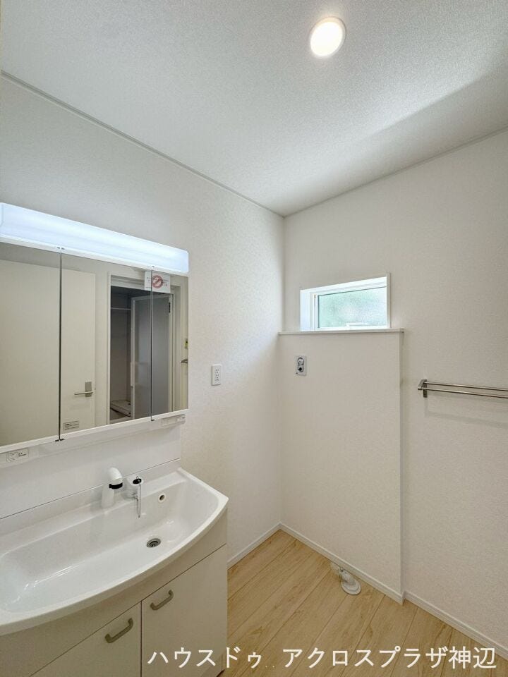 【洗面所】自然光が入る明るい窓付きで、毎朝気持ちよく身支度ができる空間。鏡の裏に小物をすっきり隠して収納できる、便利な三面鏡タイプの洗面化粧台を採用しています。