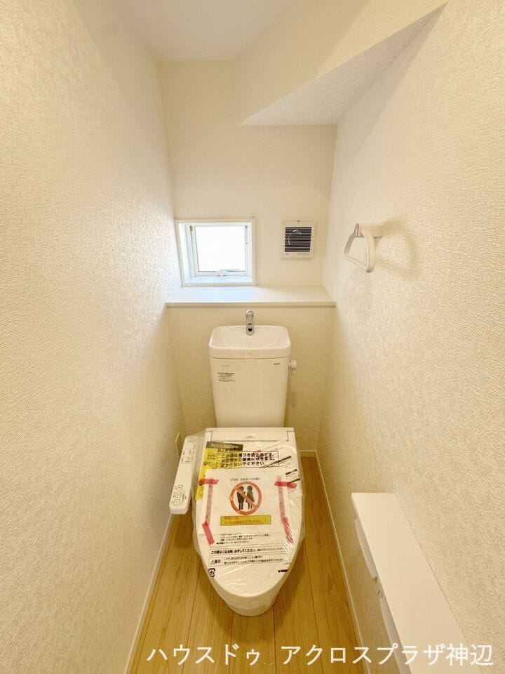 【トイレ(1F)】温水洗浄便座付きで、毎日快適・清潔にお使いいただけます。