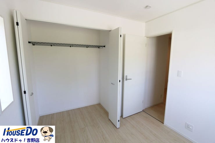 洋室4.5帖。全居室収納あり。お部屋をスッキリ片付けられます。