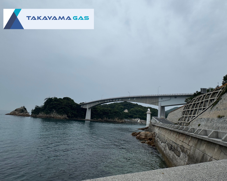 ■室津半島と長島を結ぶ全長170メートルの橋です。この橋は昭和44年6月に完成し室津・上関間の海峡を跨いでいます。橋の近くには毛利水軍本陣跡などの歴史的な場所があり約1,000隻の船が通過しています■