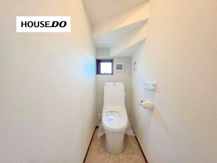 窓付きの明るいトイレ空間。換気もしやすく毎日快適にお使いいただけます!