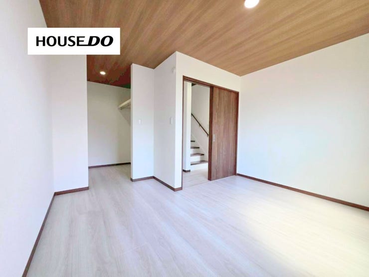 木目天井がおしゃれな洋室♪落ち着きあるホテルライクな空間に仕上がっています!
大容量ウォークインクローゼット付き♪季節物や大型荷物もまとめて収納可能!