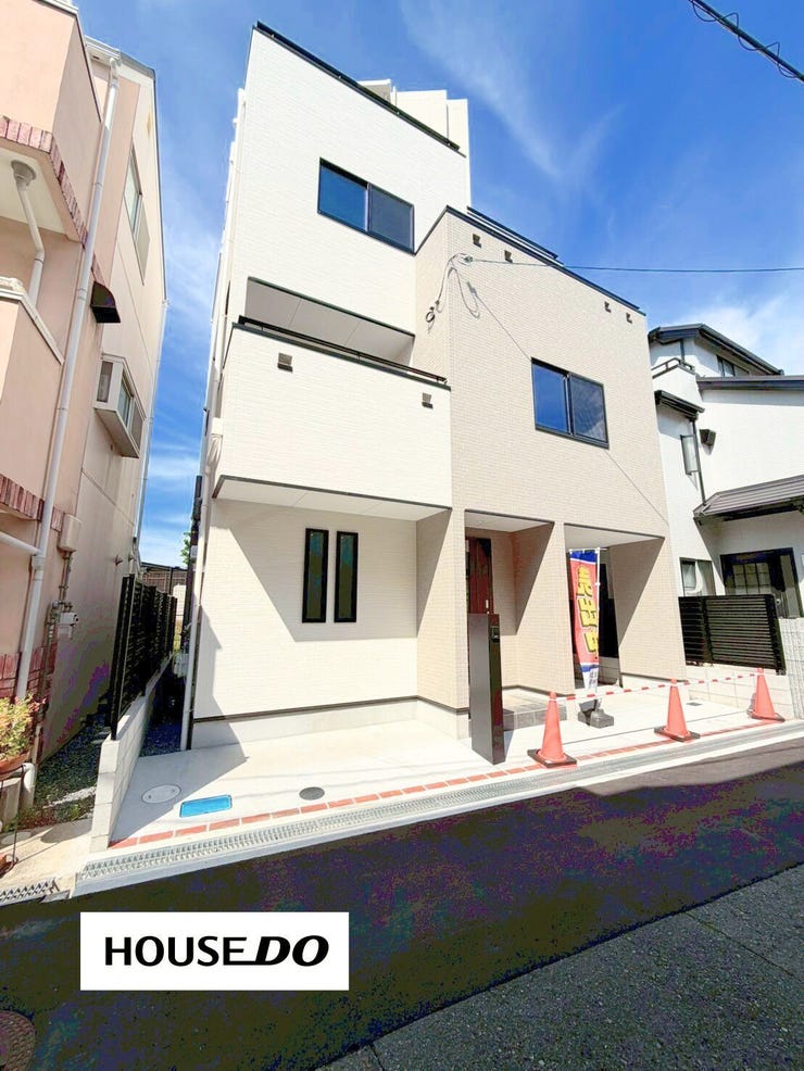【外観】
堂々完成!白を基調としたスタイリッシュな外観デザイン♪存在感ある3階建て新築戸建です!
駐車スペース、屋上感覚で使える広々スカイバルコニー付き!