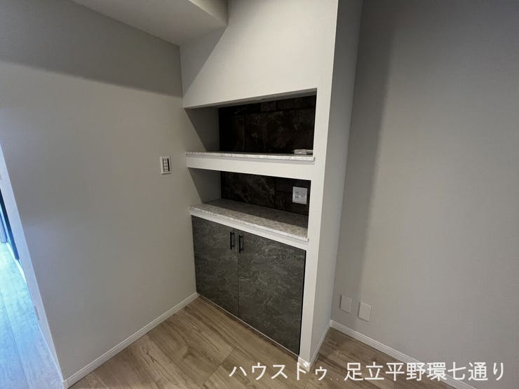 飾り棚と収納を備えた便利なカウンタースペース。小物の整理や家電置場としても活躍します。