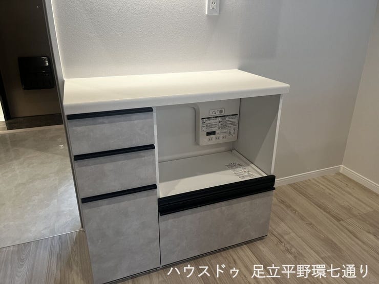 収納力のあるカップボード付きで、調理家電や食器類もすっきり整理しやすい嬉しい仕様です。