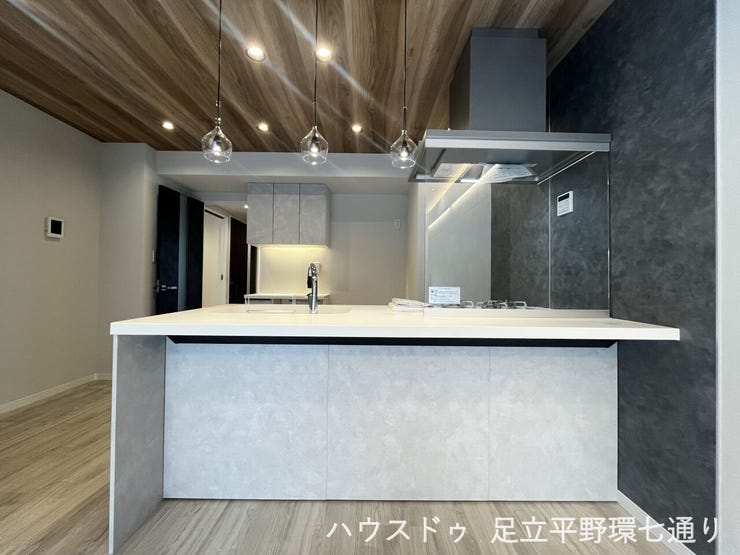 ペンダントライトが空間を彩る、おしゃれな対面キッチン。開放感のある住空間が魅力です。