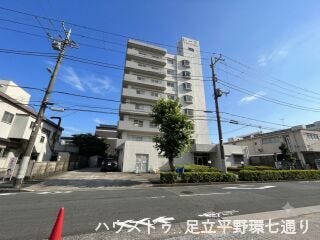 物件前の道路は平坦でゆとりがあり、視界が開けていて見通しも良好です。路面には自転車ナビマークも標示されており、車だけでなく自転車での移動や通行も安全でスムーズに行えます。