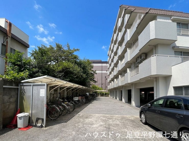 大切な愛車を雨風から守りやすい、建物下のピロティタイプを中心とした平置き駐車場を敷地内に完備しています。出し入れがスムーズな設計となっており、お車をお持ちの方も快適なカーライフを送れます。