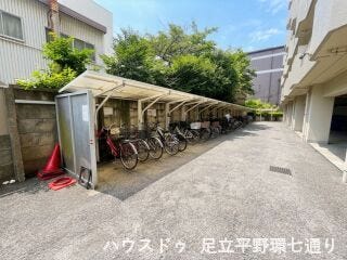 敷地内には広々とした屋根付きの駐輪スペースが確保されています。大切な自転車が雨に濡れにくく、錆や劣化を防げるのが嬉しいポイント。綺麗に区画整理されており、スムーズに出し入れ可能です。