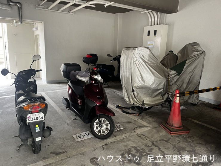愛車の保管に便利な専用のバイク置場も敷地内に備わっています。屋根のある半屋内のようなスペースに位置しているため、雨や直射日光による劣化を軽減でき、バイク乗りの方にも大変おすすめの環境です。