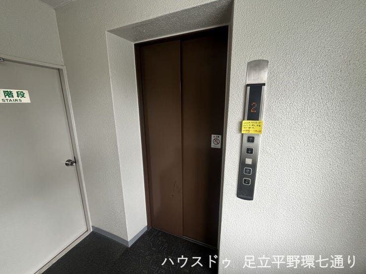 館内にはエレベーターが設置されており、重い荷物がある日や小さなお子様連れでのお出かけ時も、各階への移動が快適でスムーズ。階段もすぐ隣に併設されているため、状況に合わせた使い分けが可能です。