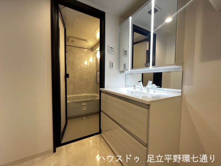 三面鏡洗面化粧台を備えた洗面室。身支度しやすく、収納力もありすっきり保てます。