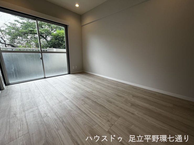全居室フローリング仕様でお手入れ簡単。大きな窓から自然光が差し込み、収納付きの洋室は寝室や書斎にもおすすめです。