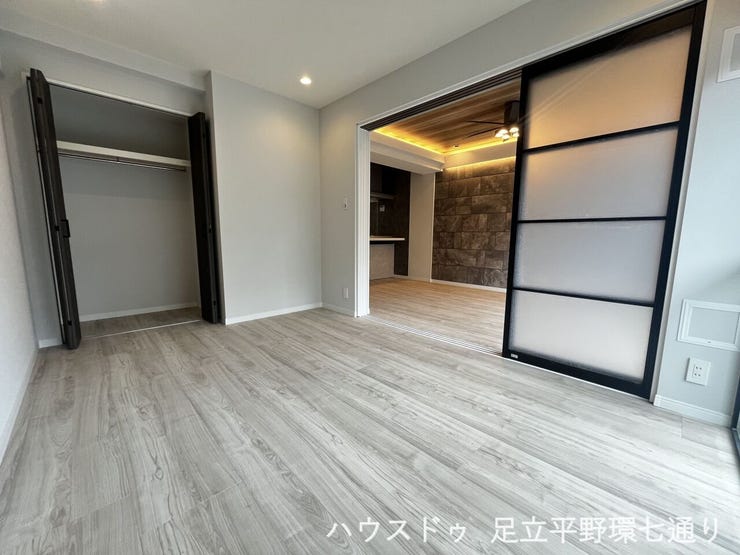 引き戸を開放すればLDKと洋室が一体となり、ゆとりある空間に。ライフスタイルに合わせて柔軟に使い分けができます。