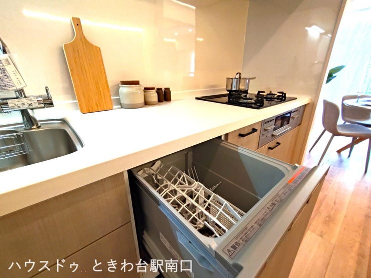 家事の時間を短縮してくれる便利な食洗機を完備。忙しい毎日をサポートする機能的な設備が整っています。