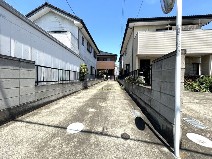 車は縦列で駐車していただく形になります。