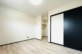 窓からやさしい光が差し込み、明るく心地よい空間を演出します。