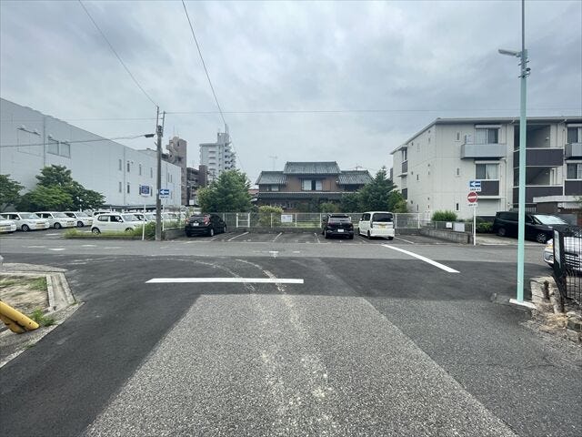 幅員約8mの前面道路です。広々としていて、街並みが開放的で圧迫感がありません。