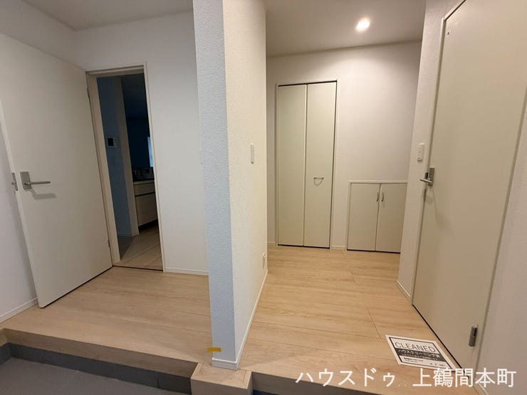 玄関の上がり框は、シューズクロークのフロアと併せて広い!
座って靴の脱ぎ着も楽々です。