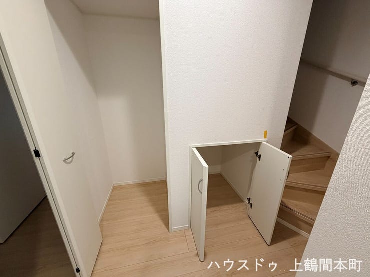 階段下収納、開けると十分な収納力を感じます。