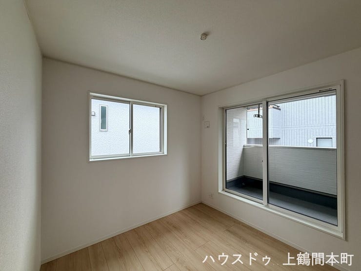 2面採光で部屋が広く感じます。