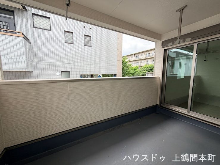 外からの視線をあまり感じずお住まいいただける広さのバルコニー。