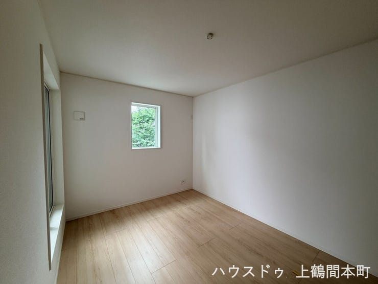 腰高窓側は緑が見え、2面採光で使い勝手が良い洋室です。