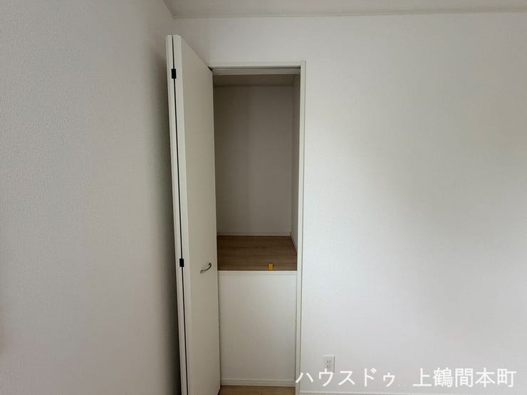 壁面側に収納があります。
