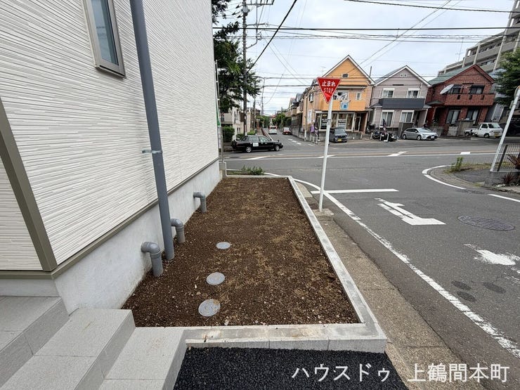 玄関出て左手側に緑を加えたら四季を楽しめます。