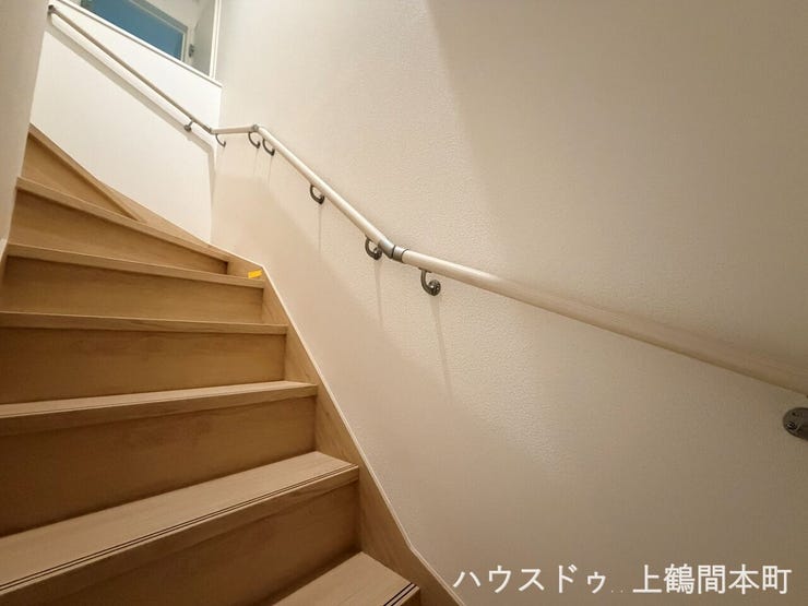 室内階段は手すり設置されています