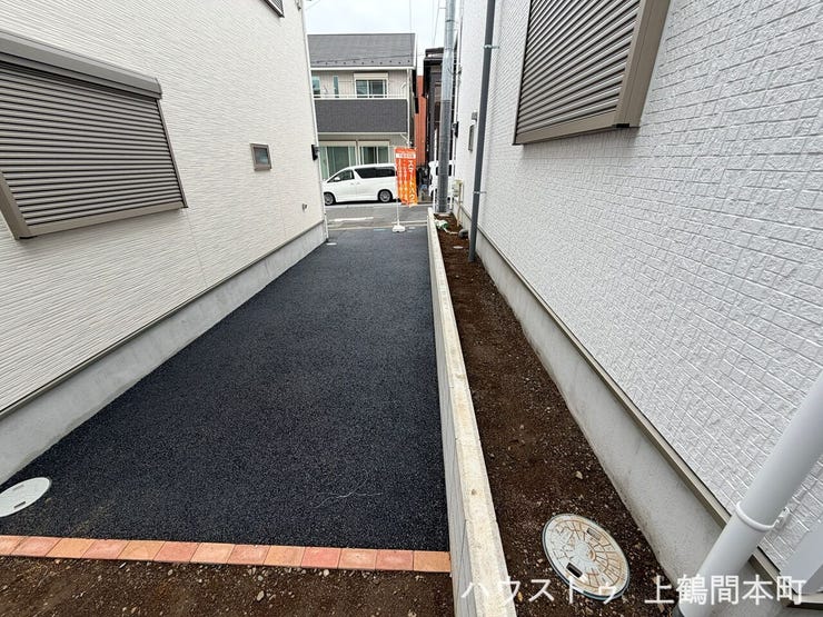 アスファルト舗装されている駐車場は2台縦列できます