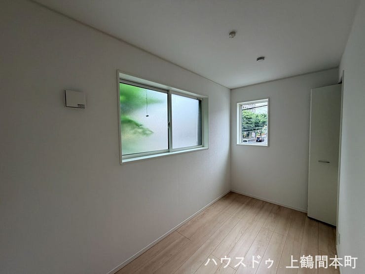 大通り側の腰高窓は曇りガラスです。